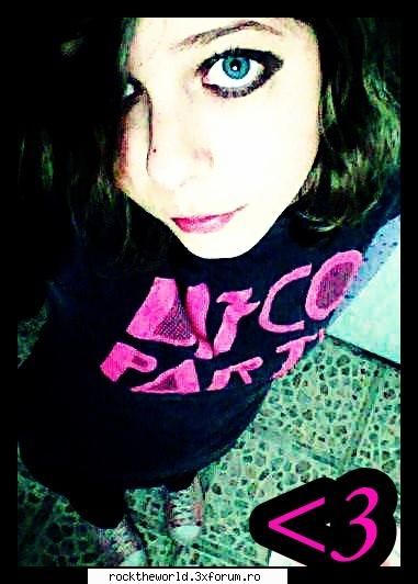 pics with us! - me ...ce parere aveti ? :)) - Despre noi